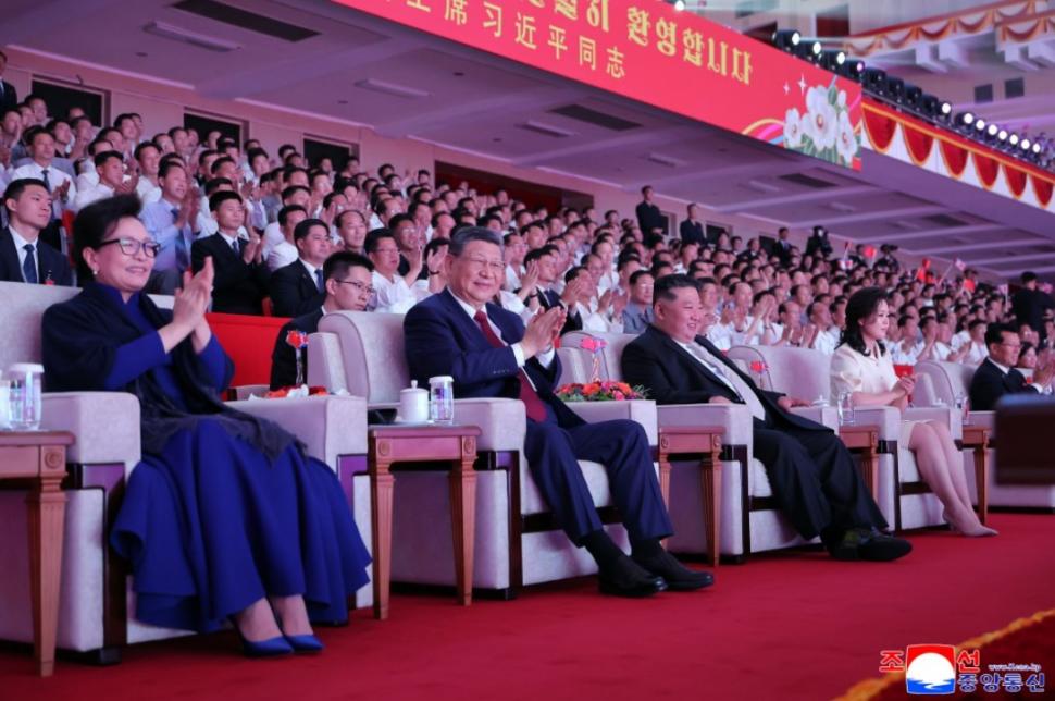 Cai albi, acrobați și mii de copii sărind în sus de bucurie. Cum l-au primit Kim Jong Un și soția lui la Phenian pe Xi Jinping 1075404
