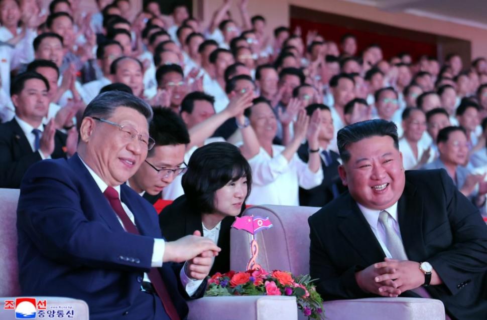 Cai albi, acrobați și mii de copii sărind în sus de bucurie. Cum l-au primit Kim Jong Un și soția lui la Phenian pe Xi Jinping 1075405
