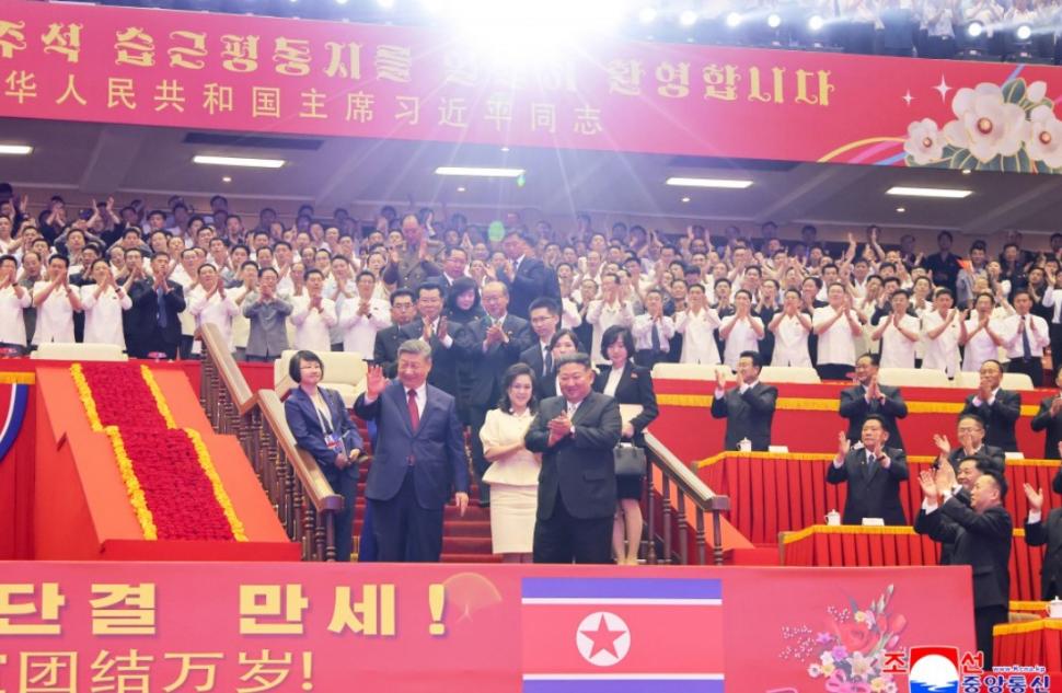 Cai albi, acrobați și mii de copii sărind în sus de bucurie. Cum l-au primit Kim Jong Un și soția lui la Phenian pe Xi Jinping 1075410