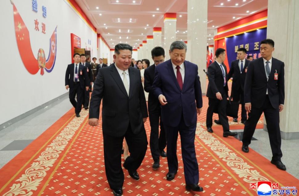 Cai albi, acrobați și mii de copii sărind în sus de bucurie. Cum l-au primit Kim Jong Un și soția lui la Phenian pe Xi Jinping 1075411
