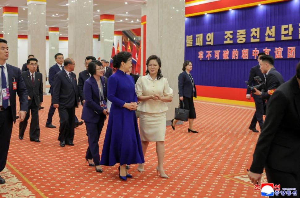 Cai albi, acrobați și mii de copii sărind în sus de bucurie. Cum l-au primit Kim Jong Un și soția lui la Phenian pe Xi Jinping 1075412