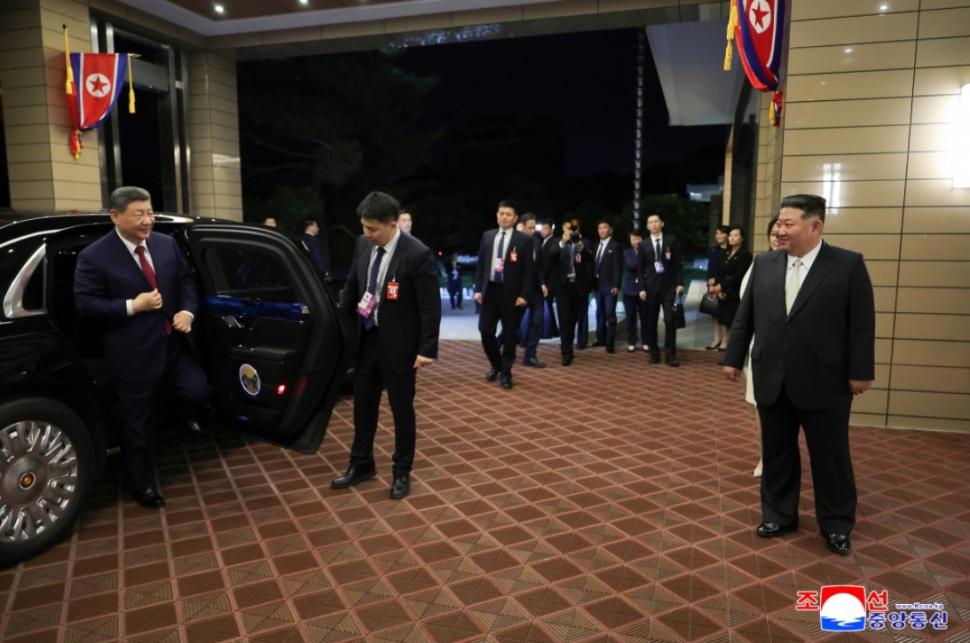 Cai albi, acrobați și mii de copii sărind în sus de bucurie. Cum l-au primit Kim Jong Un și soția lui la Phenian pe Xi Jinping 1075413