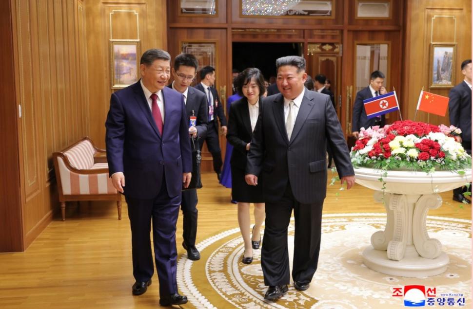 Cai albi, acrobați și mii de copii sărind în sus de bucurie. Cum l-au primit Kim Jong Un și soția lui la Phenian pe Xi Jinping 1075414