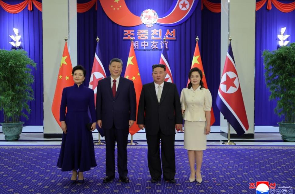 Cai albi, acrobați și mii de copii sărind în sus de bucurie. Cum l-au primit Kim Jong Un și soția lui la Phenian pe Xi Jinping 1075415