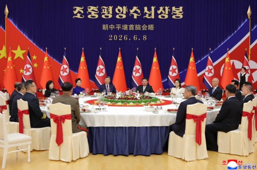 Cai albi, acrobați și mii de copii sărind în sus de bucurie. Cum l-au primit Kim Jong Un și soția lui la Phenian pe Xi Jinping 1075416
