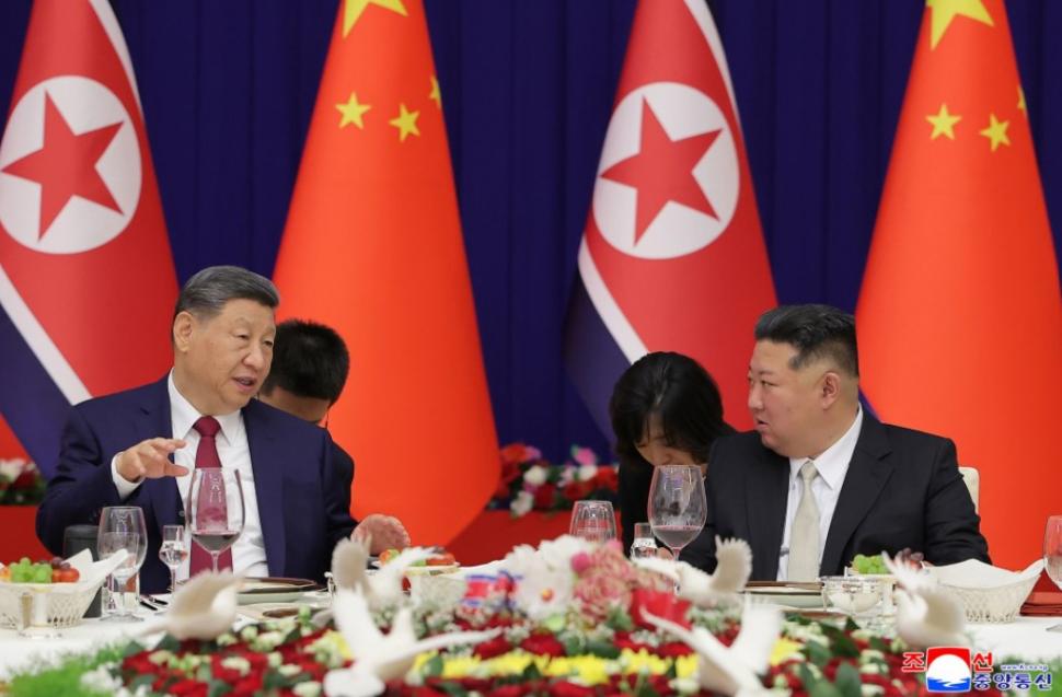 Cai albi, acrobați și mii de copii sărind în sus de bucurie. Cum l-au primit Kim Jong Un și soția lui la Phenian pe Xi Jinping 1075417