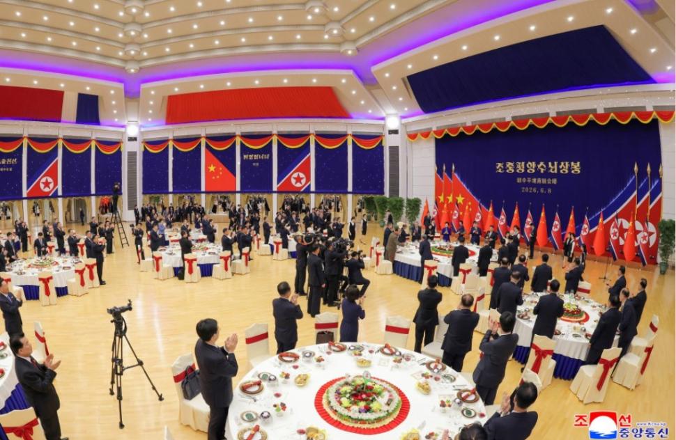 Cai albi, acrobați și mii de copii sărind în sus de bucurie. Cum l-au primit Kim Jong Un și soția lui la Phenian pe Xi Jinping 1075418