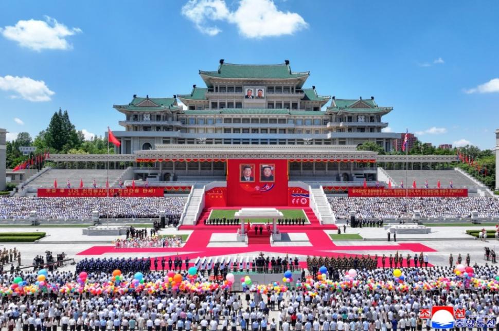 Cai albi, acrobați și mii de copii sărind în sus de bucurie. Cum l-au primit Kim Jong Un și soția lui la Phenian pe Xi Jinping 1075419