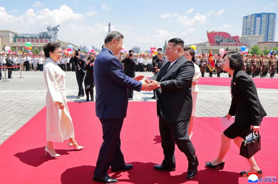 Cai albi, acrobați și mii de copii sărind în sus de bucurie. Cum l-au primit Kim Jong Un și soția lui la Phenian pe Xi Jinping 1075420