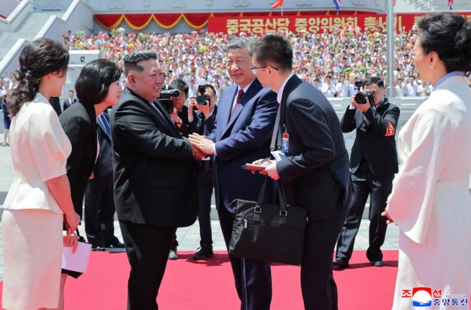 Cai albi, acrobați și mii de copii sărind în sus de bucurie. Cum l-au primit Kim Jong Un și soția lui la Phenian pe Xi Jinping 1075421