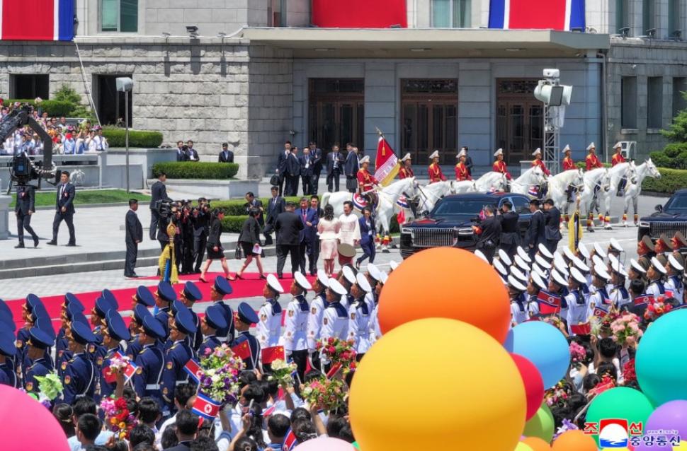 Cai albi, acrobați și mii de copii sărind în sus de bucurie. Cum l-au primit Kim Jong Un și soția lui la Phenian pe Xi Jinping 1075422