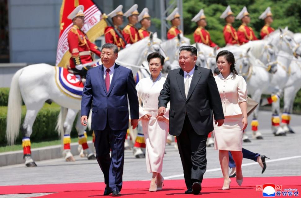 Cai albi, acrobați și mii de copii sărind în sus de bucurie. Cum l-au primit Kim Jong Un și soția lui la Phenian pe Xi Jinping 1075423
