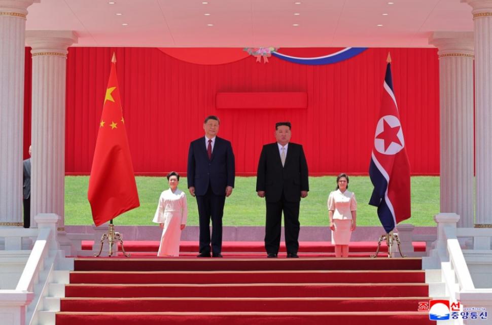 Cai albi, acrobați și mii de copii sărind în sus de bucurie. Cum l-au primit Kim Jong Un și soția lui la Phenian pe Xi Jinping 1075424