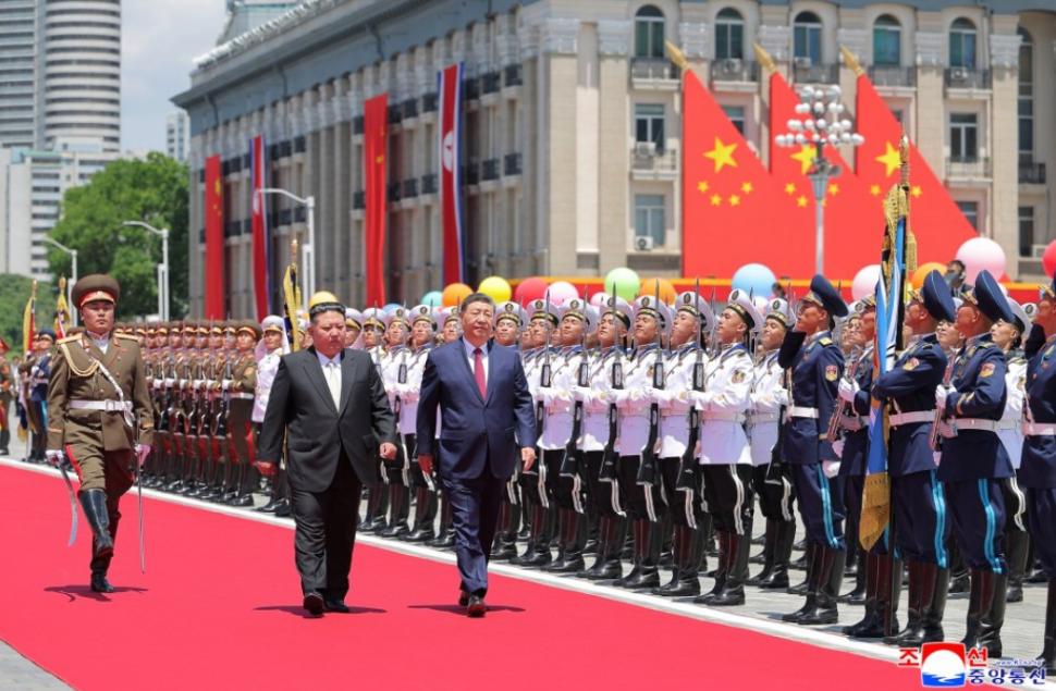 Cai albi, acrobați și mii de copii sărind în sus de bucurie. Cum l-au primit Kim Jong Un și soția lui la Phenian pe Xi Jinping 1075425