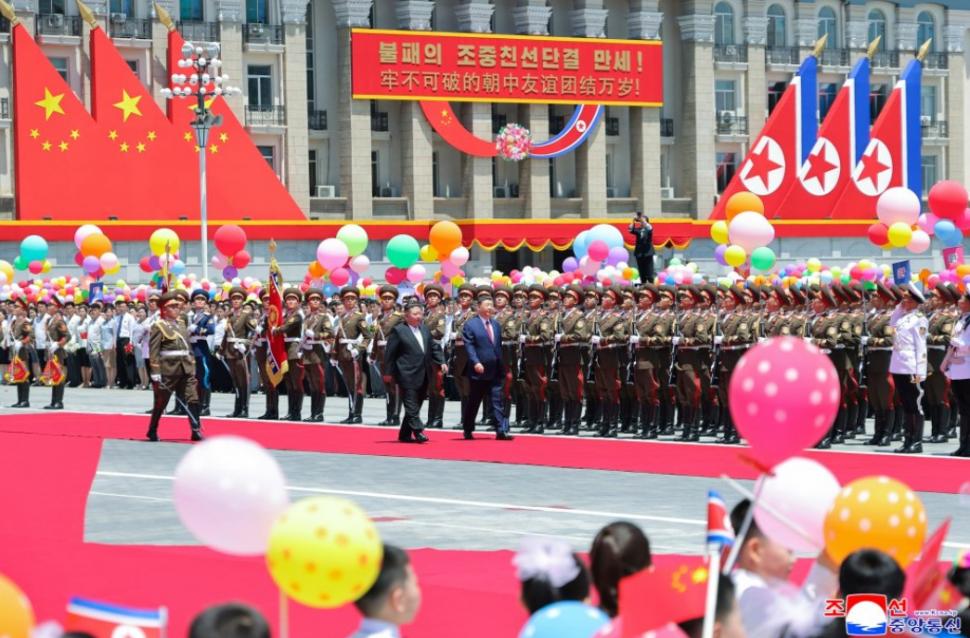 Cai albi, acrobați și mii de copii sărind în sus de bucurie. Cum l-au primit Kim Jong Un și soția lui la Phenian pe Xi Jinping 1075426