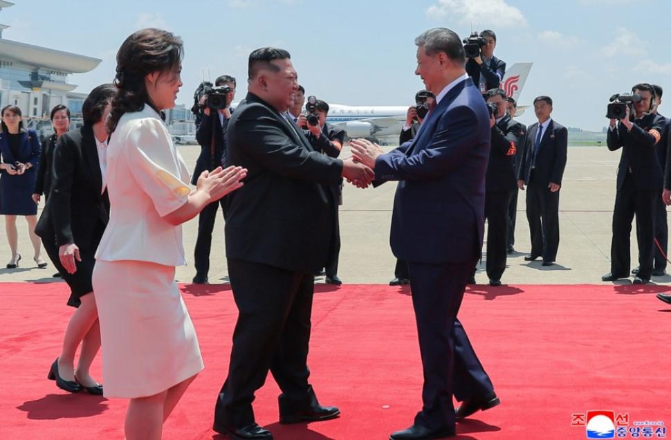 Cai albi, acrobați și mii de copii sărind în sus de bucurie. Cum l-au primit Kim Jong Un și soția lui la Phenian pe Xi Jinping 1075427