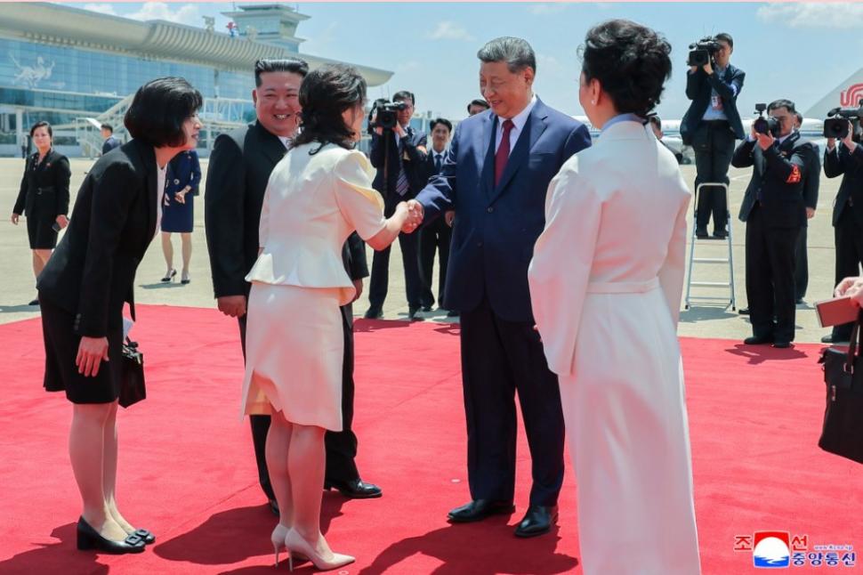 Cai albi, acrobați și mii de copii sărind în sus de bucurie. Cum l-au primit Kim Jong Un și soția lui la Phenian pe Xi Jinping 1075428