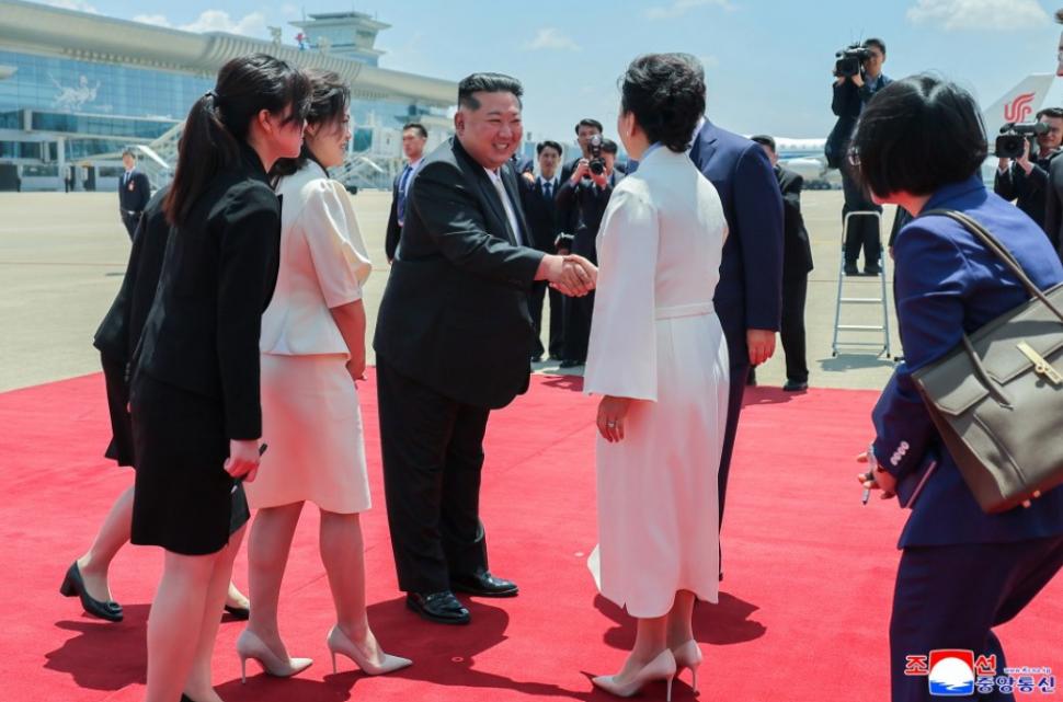 Cai albi, acrobați și mii de copii sărind în sus de bucurie. Cum l-au primit Kim Jong Un și soția lui la Phenian pe Xi Jinping 1075429