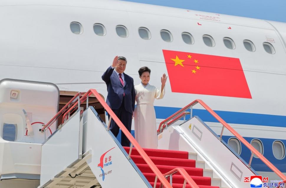 Cai albi, acrobați și mii de copii sărind în sus de bucurie. Cum l-au primit Kim Jong Un și soția lui la Phenian pe Xi Jinping 1075430