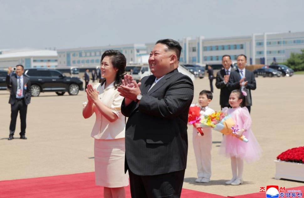 Cai albi, acrobați și mii de copii sărind în sus de bucurie. Cum l-au primit Kim Jong Un și soția lui la Phenian pe Xi Jinping 1075431