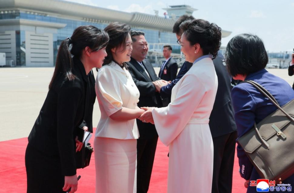 Cai albi, acrobați și mii de copii sărind în sus de bucurie. Cum l-au primit Kim Jong Un și soția lui la Phenian pe Xi Jinping 1075432