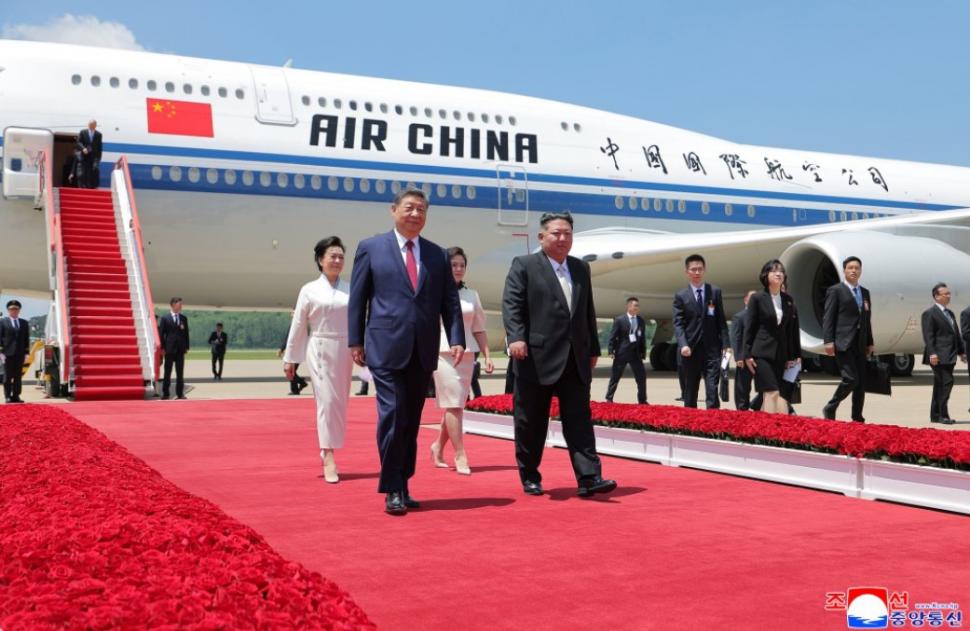 Cai albi, acrobați și mii de copii sărind în sus de bucurie. Cum l-au primit Kim Jong Un și soția lui la Phenian pe Xi Jinping 1075433