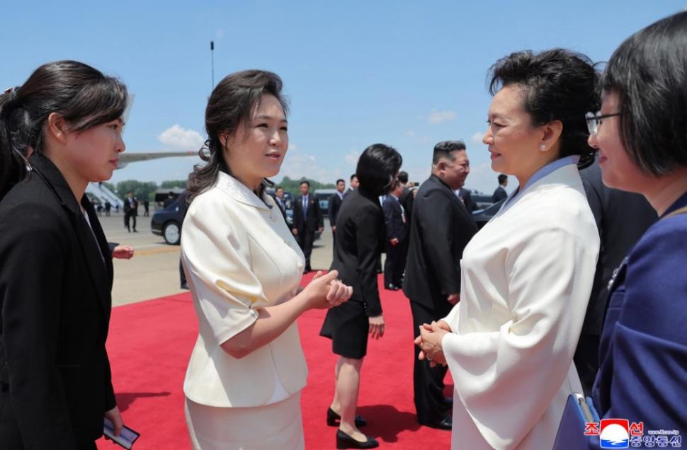 Cai albi, acrobați și mii de copii sărind în sus de bucurie. Cum l-au primit Kim Jong Un și soția lui la Phenian pe Xi Jinping 1075434