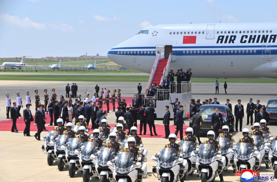 Cai albi, acrobați și mii de copii sărind în sus de bucurie. Cum l-au primit Kim Jong Un și soția lui la Phenian pe Xi Jinping 1075435