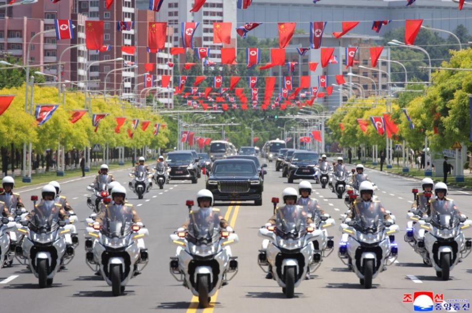 Cai albi, acrobați și mii de copii sărind în sus de bucurie. Cum l-au primit Kim Jong Un și soția lui la Phenian pe Xi Jinping 1075436