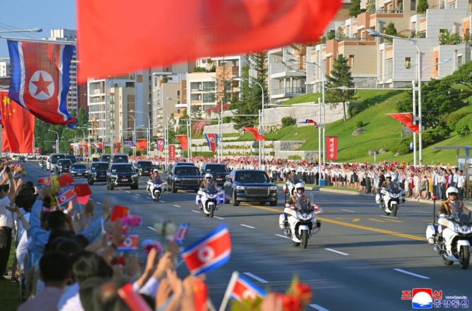 Cai albi, acrobați și mii de copii sărind în sus de bucurie. Cum l-au primit Kim Jong Un și soția lui la Phenian pe Xi Jinping 1075437