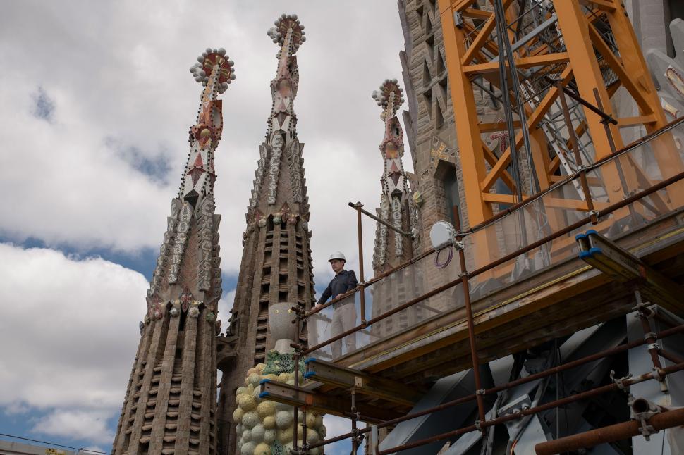 Povestea arhitecturală a bazilicii Sagrada Familia se apropie de final, după 144 de ani. Cel mai înalt turn va fi inaugurat miercuri 1075378