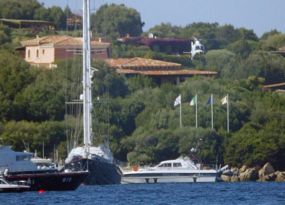 Villa Certosa care i-a aparţinut lui Berlusconi are buncăr nuclear, un vulcan artificial şi un preţ record de vânzare 1075449