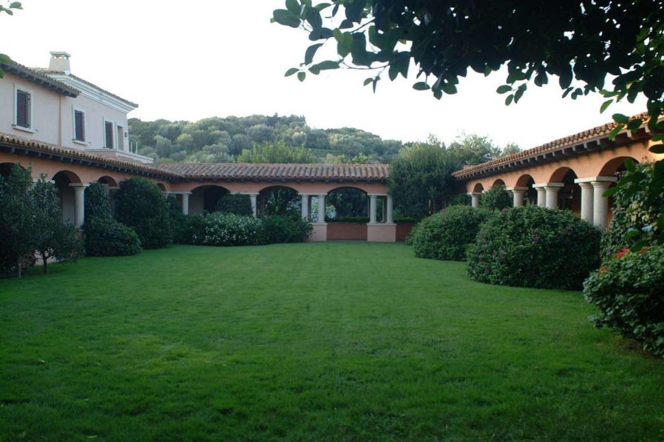 Villa Certosa care i-a aparţinut lui Berlusconi are buncăr nuclear, un vulcan artificial şi un preţ record de vânzare 1075451