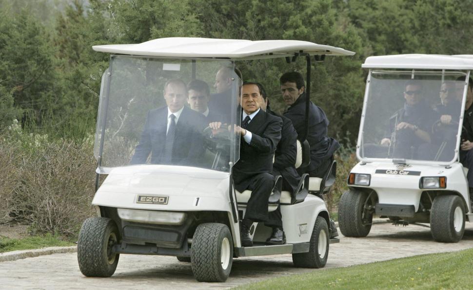 Villa Certosa care i-a aparţinut lui Berlusconi are buncăr nuclear, un vulcan artificial şi un preţ record de vânzare 1075452