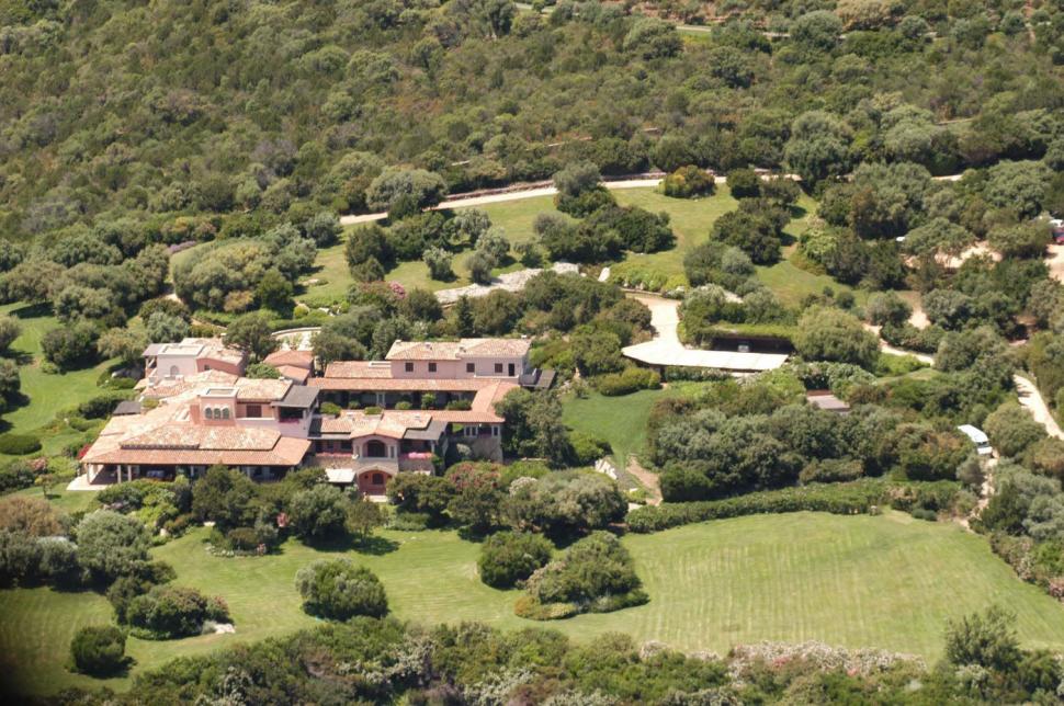 Villa Certosa care i-a aparţinut lui Berlusconi are buncăr nuclear, un vulcan artificial şi un preţ record de vânzare 1075453