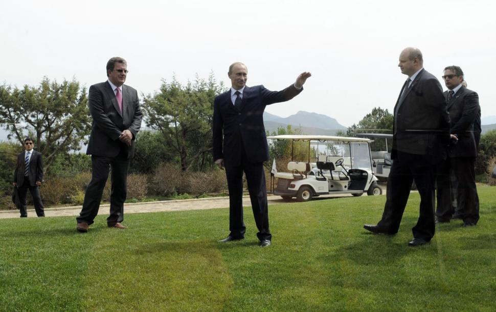 Villa Certosa care i-a aparţinut lui Berlusconi are buncăr nuclear, un vulcan artificial şi un preţ record de vânzare 1075454