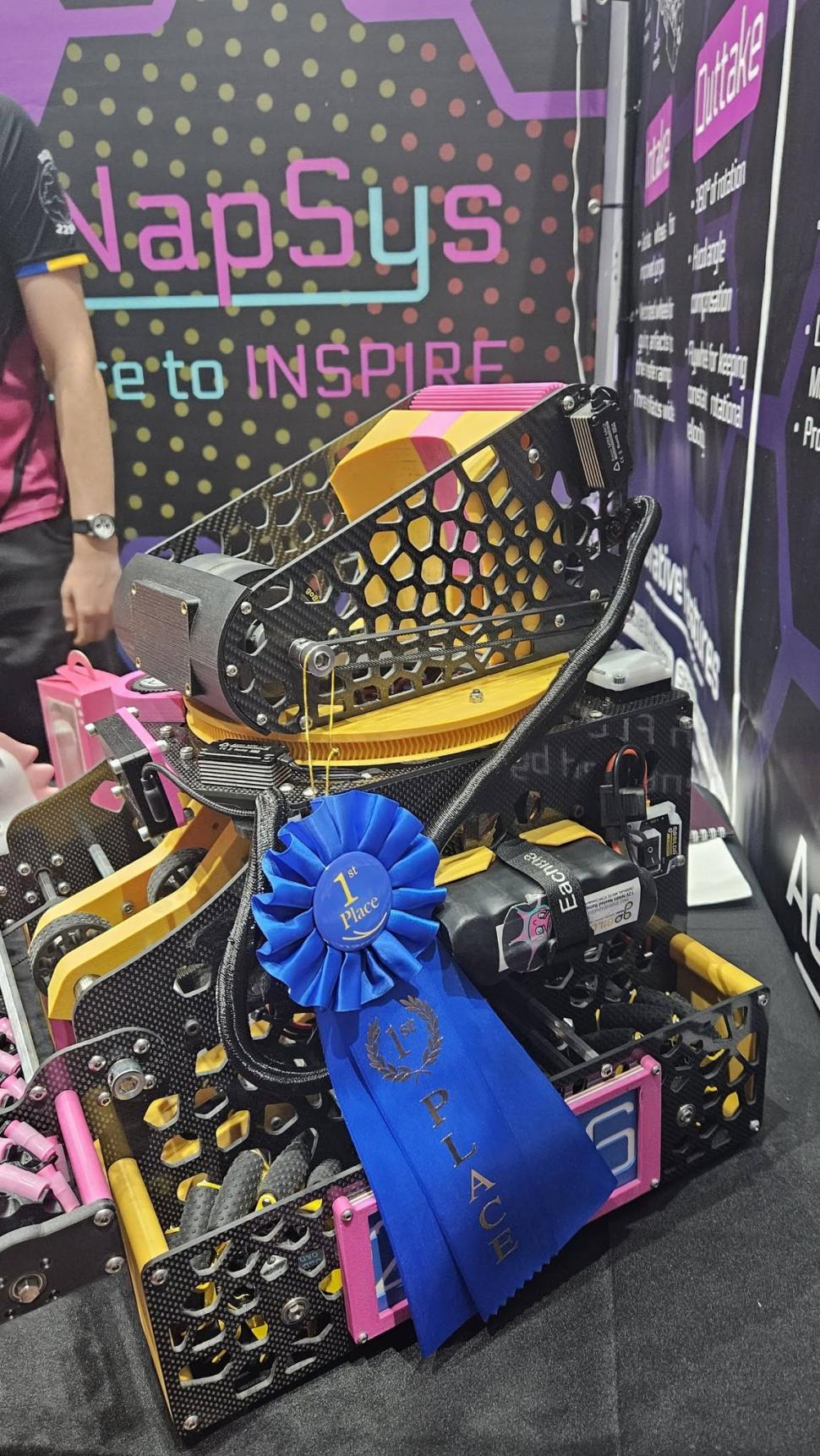 Echipa de robotică "CNapSys" a elevilor din Sălaj a luat premiul I pentru cel mai frumos robot la o competiţie de prestigiu din SUA 1075707