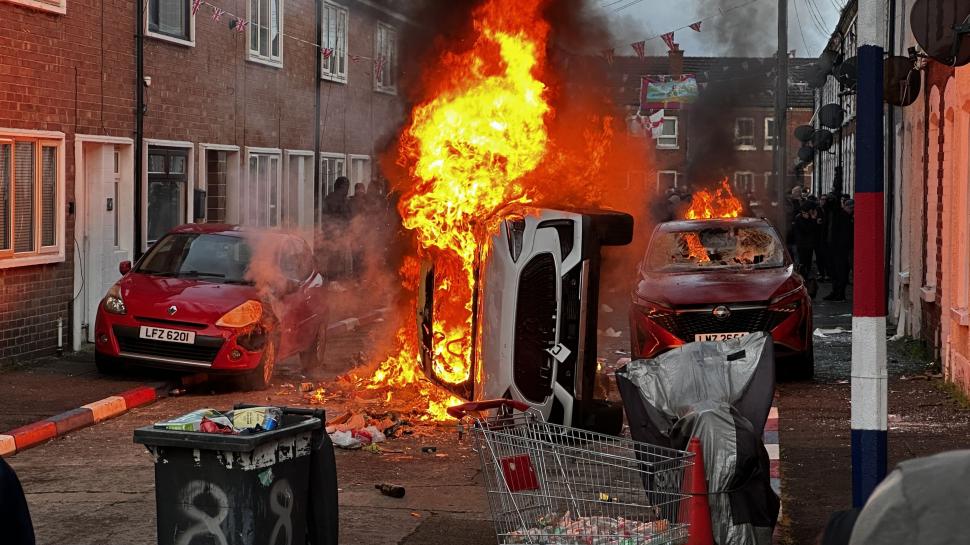 Proteste violente anti-imigrație după un atac cu cuțitul la Belfast. Mașini și autobuze incendiate, magazine jefuite 1075660