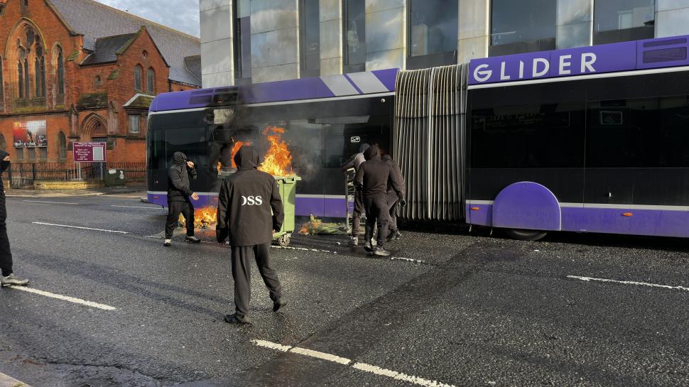 Proteste violente anti-imigrație după un atac cu cuțitul la Belfast. Mașini și autobuze incendiate, magazine jefuite 1075663