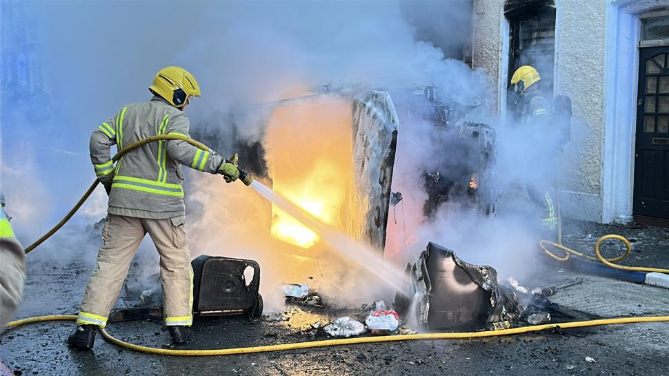Proteste violente anti-imigrație după un atac cu cuțitul la Belfast. Mașini și autobuze incendiate, magazine jefuite 1075664
