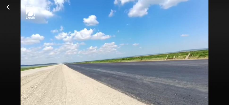 Imagini aeriene de la asfaltarea lotului 3 al Autostrăzii A7 Bacău – Pașcani. CNAIR: Se lucrează şi relocarea rețelei de utilități 1075953
