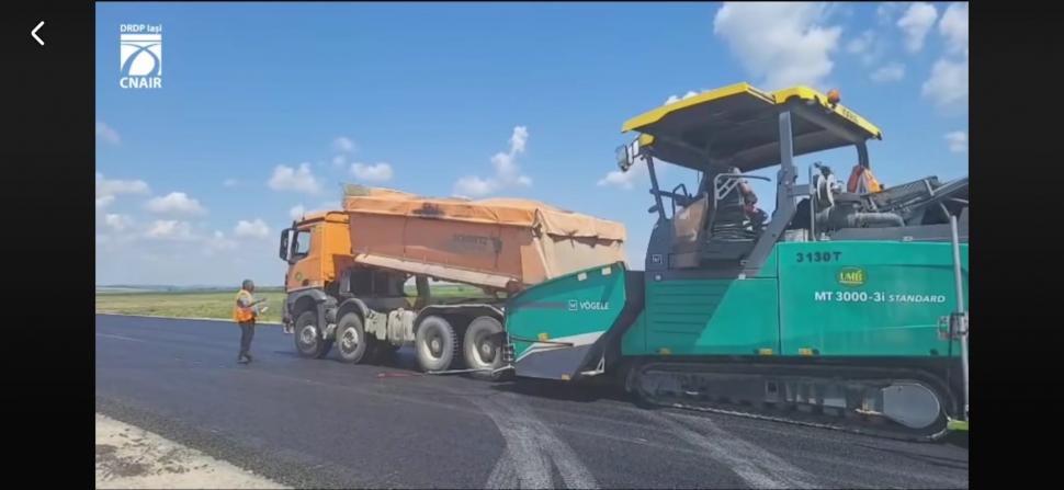 Imagini aeriene de la asfaltarea lotului 3 al Autostrăzii A7 Bacău – Pașcani. CNAIR: Se lucrează şi relocarea rețelei de utilități 1075955