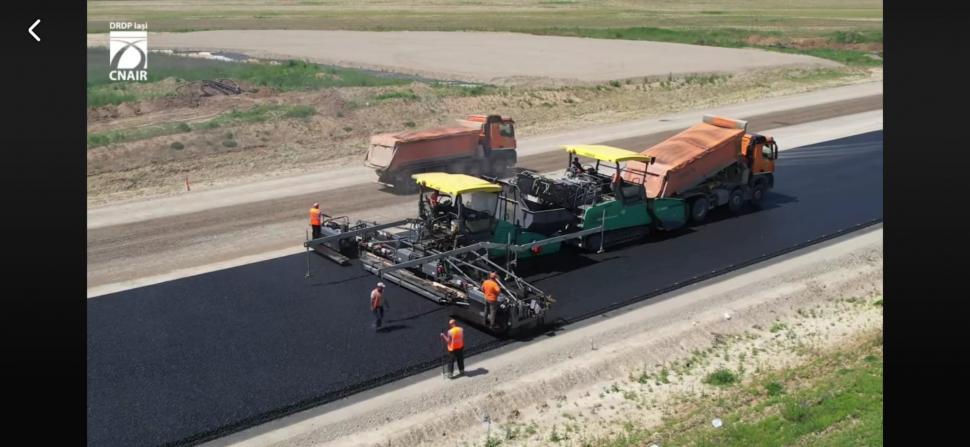 Imagini aeriene de la asfaltarea lotului 3 al Autostrăzii A7 Bacău – Pașcani. CNAIR: Se lucrează şi relocarea rețelei de utilități 1075956