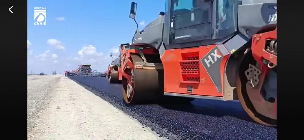 Imagini aeriene de la asfaltarea lotului 3 al Autostrăzii A7 Bacău – Pașcani. CNAIR: Se lucrează şi relocarea rețelei de utilități 1075957