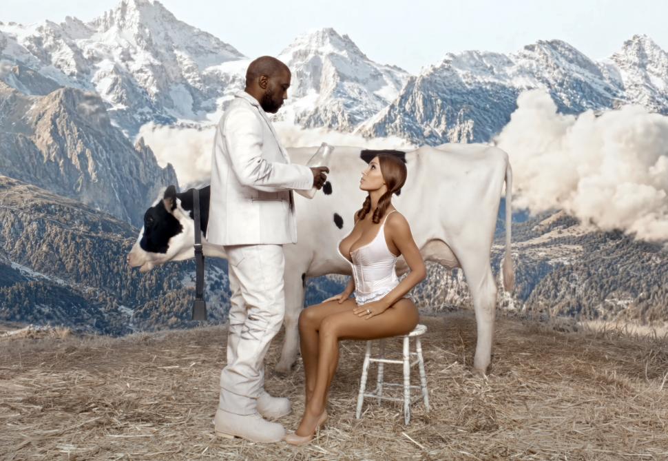 Kanye West și Bianca Censori șochează din nou, cu un videoclip muzical bizar în care soția artistului mulge vaca aproape dezbrăcată 1075835