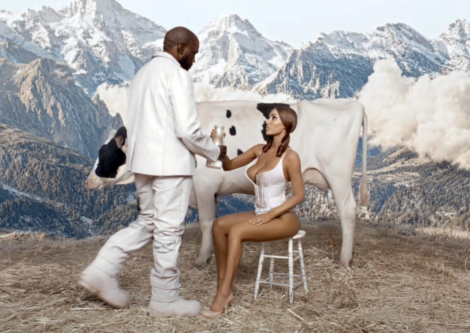 Kanye West și Bianca Censori șochează din nou, cu un videoclip muzical bizar în care soția artistului mulge vaca aproape dezbrăcată 1075836