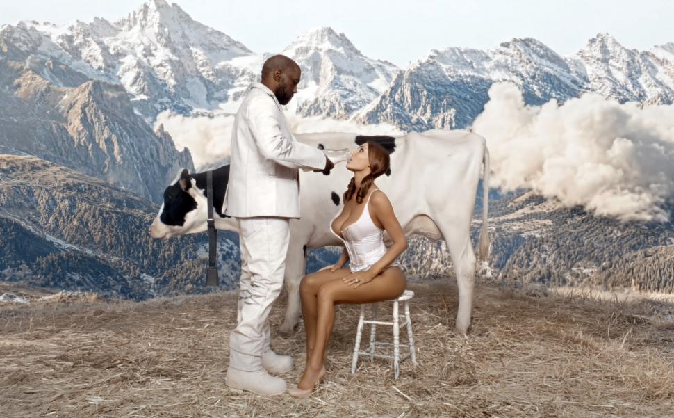 Kanye West și Bianca Censori șochează din nou, cu un videoclip muzical bizar în care soția artistului mulge vaca aproape dezbrăcată 1075837
