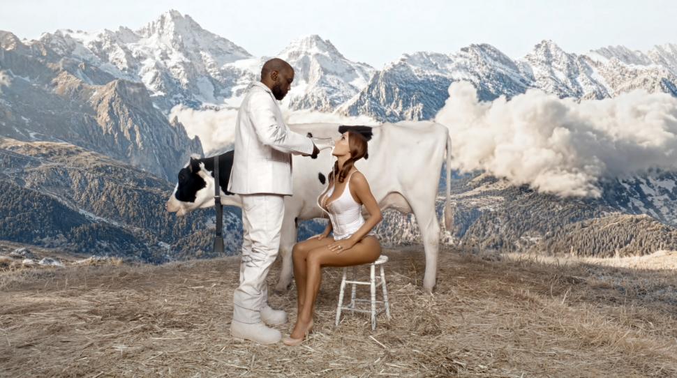 Kanye West și Bianca Censori șochează din nou, cu un videoclip muzical bizar în care soția artistului mulge vaca aproape dezbrăcată 1075838