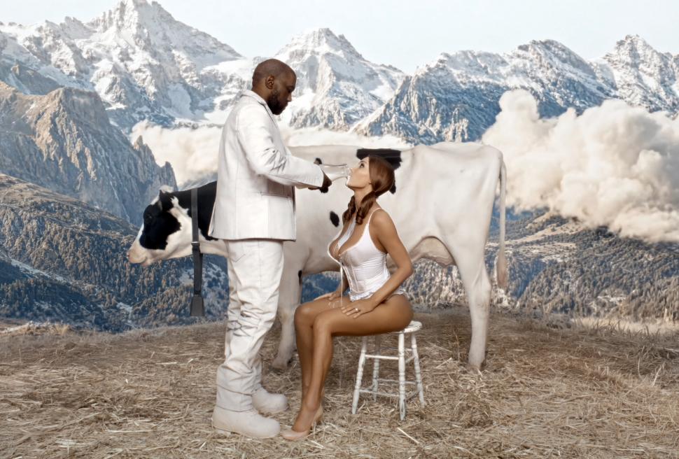 Kanye West și Bianca Censori șochează din nou, cu un videoclip muzical bizar în care soția artistului mulge vaca aproape dezbrăcată 1075839