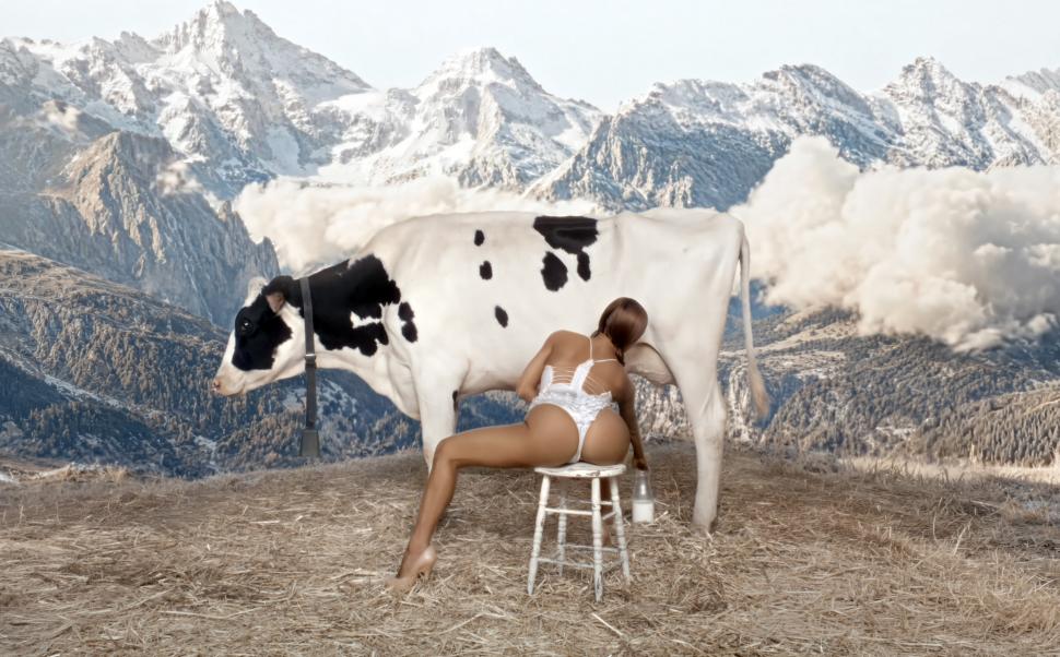 Kanye West și Bianca Censori șochează din nou, cu un videoclip muzical bizar în care soția artistului mulge vaca aproape dezbrăcată 1075841